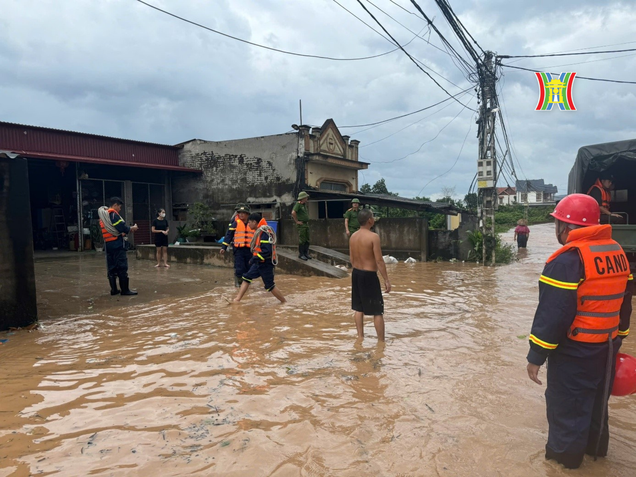 Lực lượng Cảnh sát PCCC&CNCH, tỉnh Bắc Giang kịp thời đưa người dân chạy lũ.